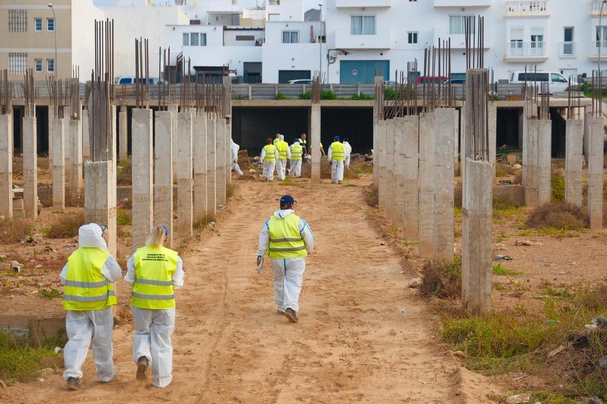Operarios municipales desmantelan el fumadero en el que se localizó el cadáver de la joven, en Arrecife.