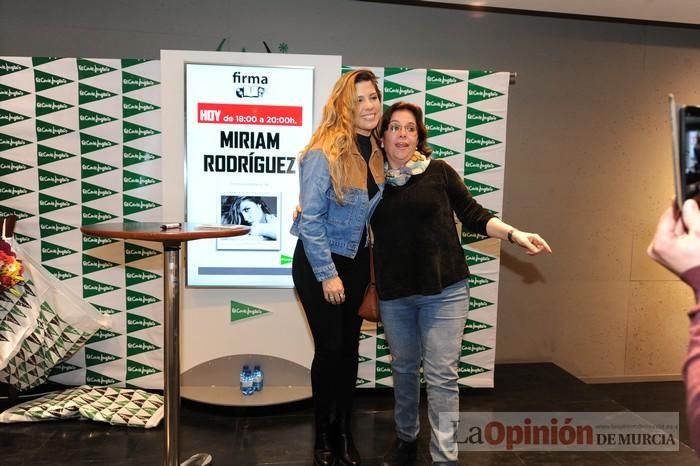 Miriam Rodríguez firma discos en El Corte Inglés