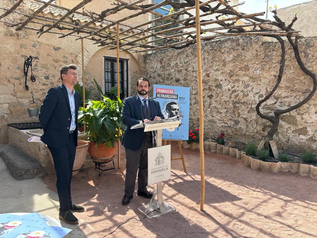 Presentación de la Primavera Hernandiana cargo del concejal de Cultura, Gonzalo Montoya (Vox), en la Casa Museo de Miguel Hernández