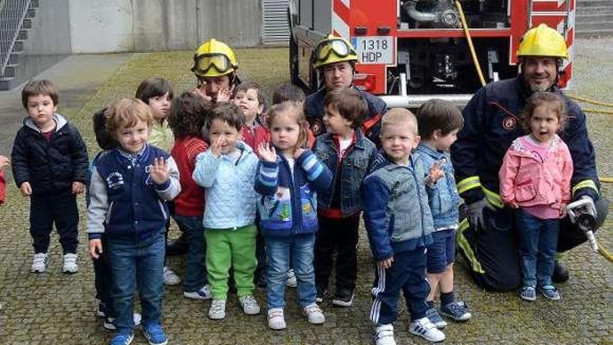 Los más pequeños conocen la labor de los bomberos