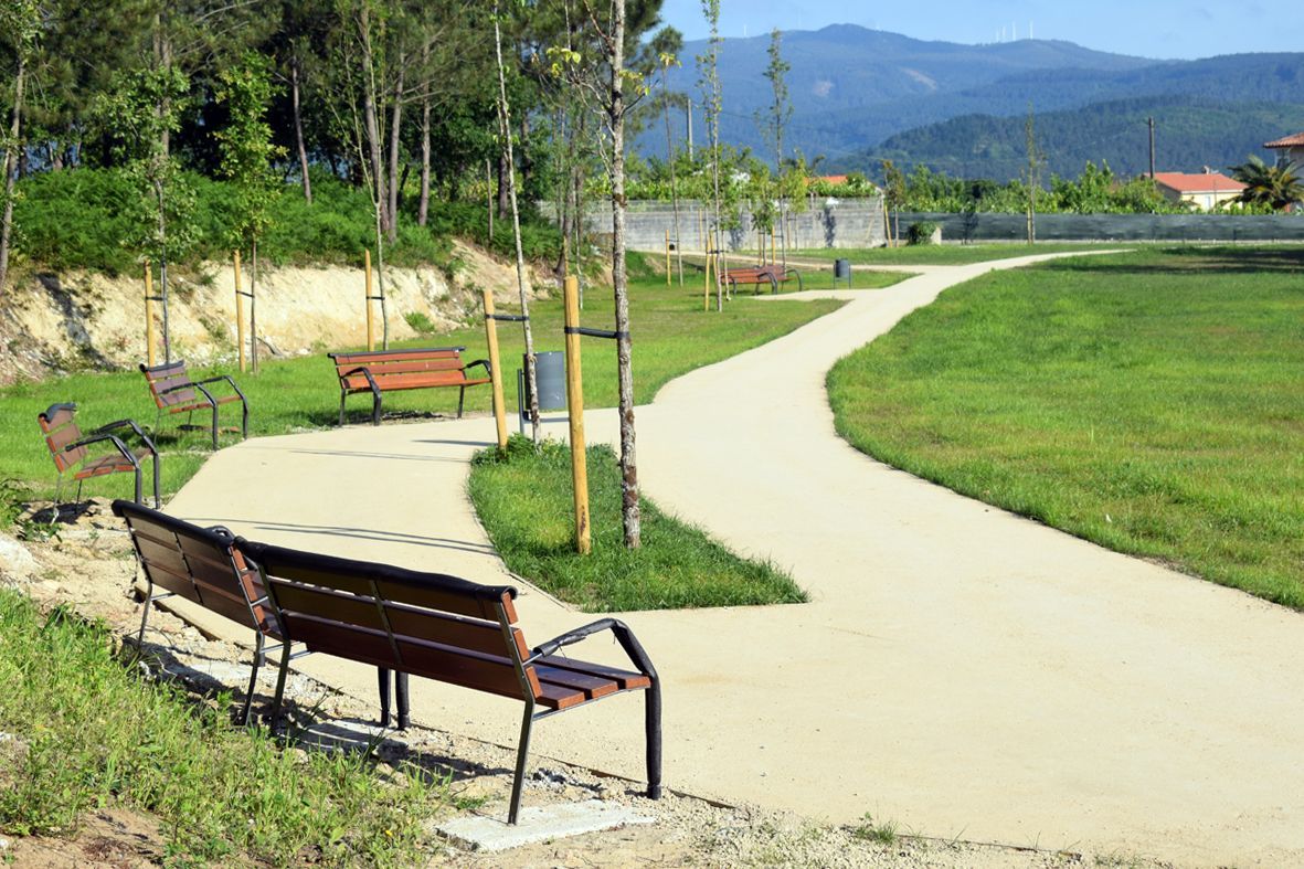 Completan la red de senderos y carriles bici, en la primera fase del parque acuático de Porto Piñeiro (Valga).