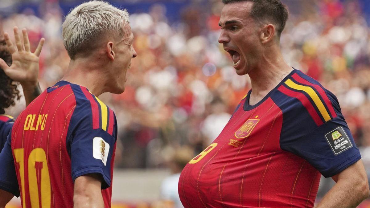 Fabián Ruiz, amb la pilota simulant un embaràs, celebra el seu gol amb Dani Olmo. | SCOTT STRAZZANTE / EFE