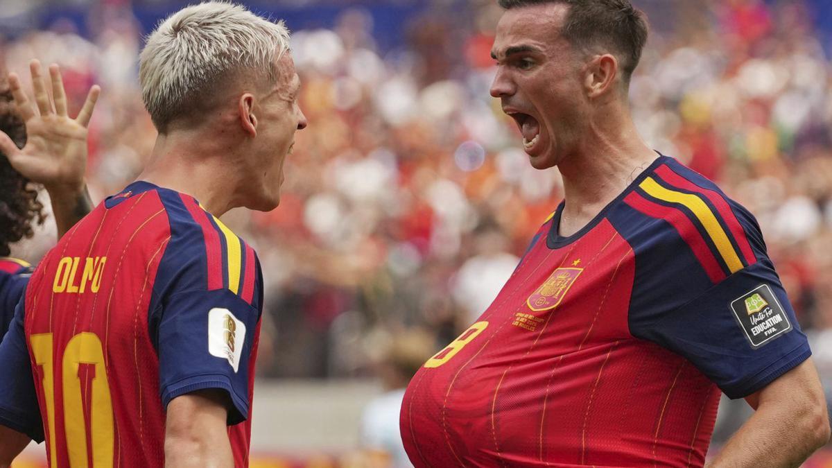 Fabián Ruiz, amb la pilota simulant un embaràs, celebra el seu gol amb Dani Olmo. | SCOTT STRAZZANTE / EFE