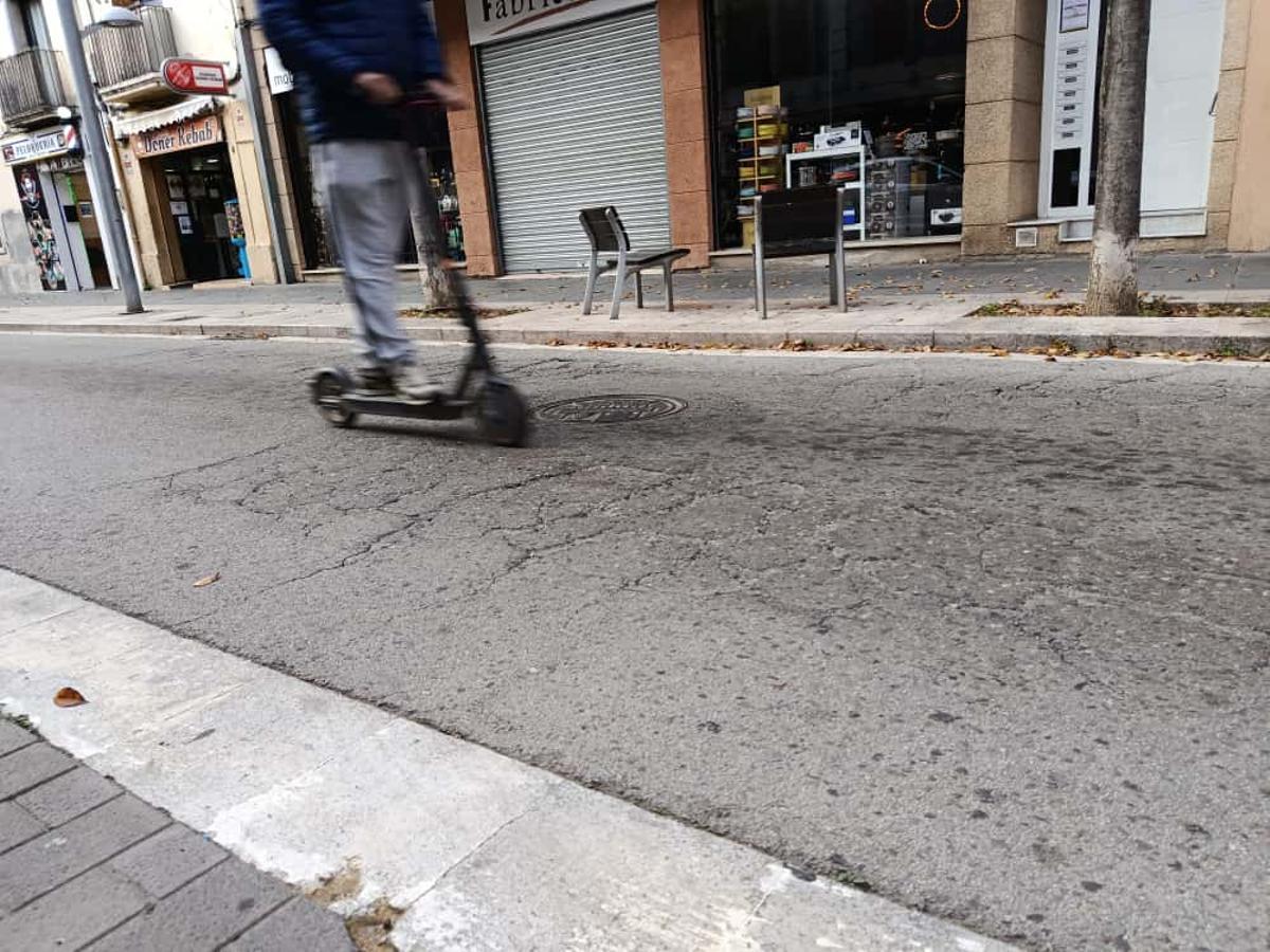 Un patinent circulant pel carrer Major de Salt.