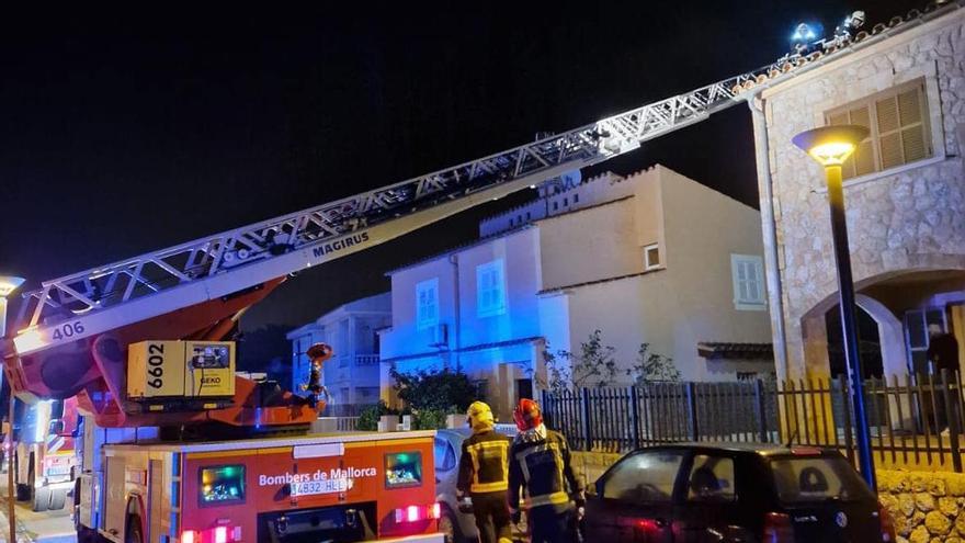 Los Bombers, durante la extinción del incendio en el Port d'Alcúdia.