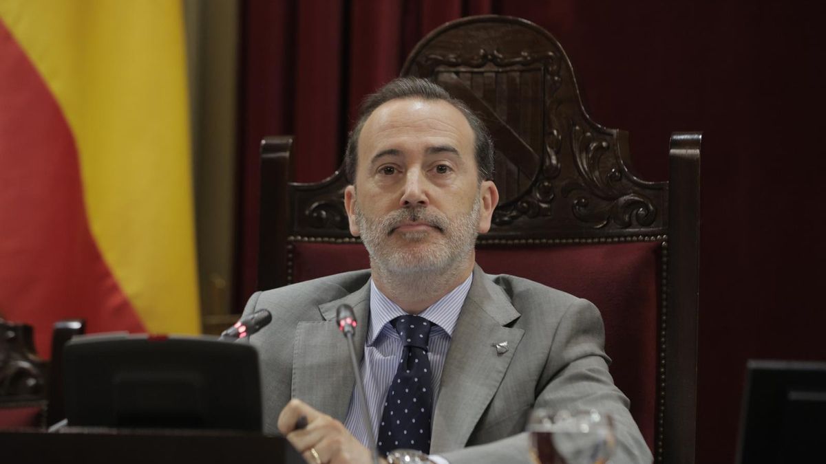 Gabriel Le Senne, que será juzgado por un delito de odio por romper una foto de Aurora Picornell, preside el pleno del Parlamenyt