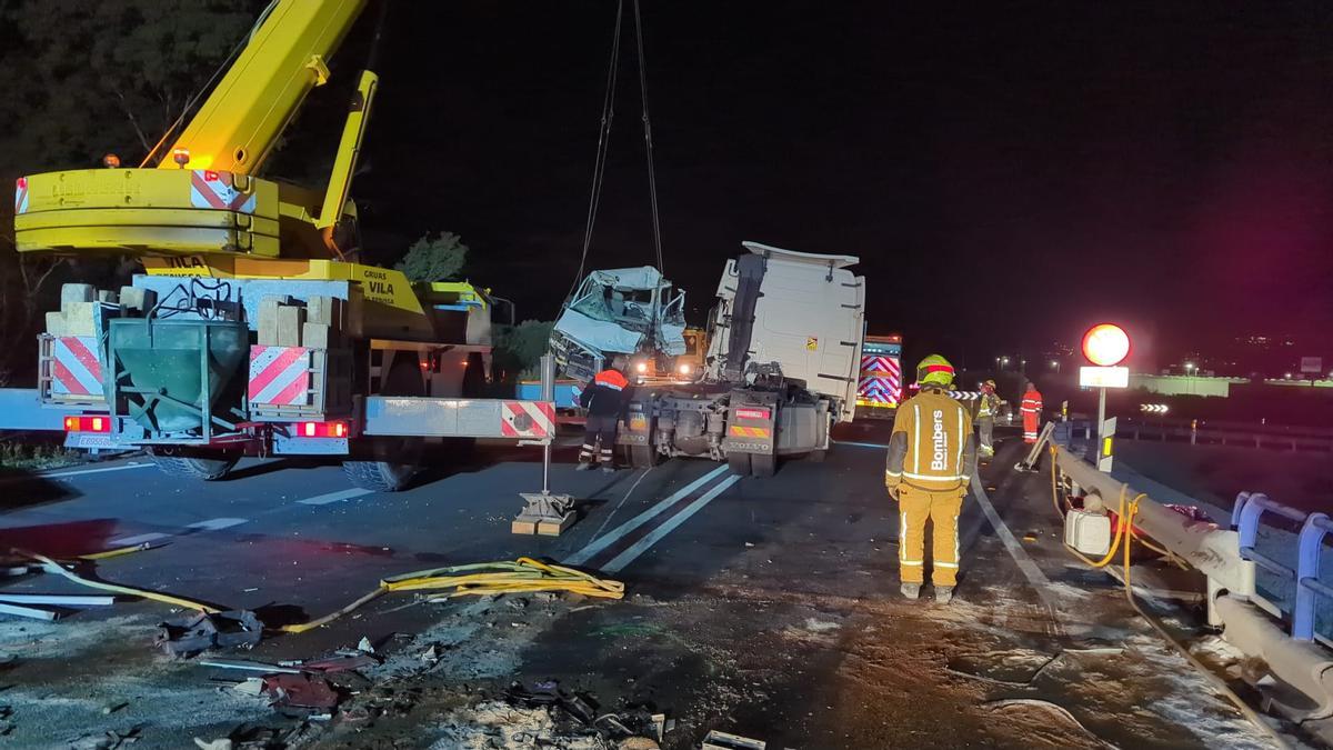 Los trabajos para retirar el camión que quedó convertido en un amasijo de hierros