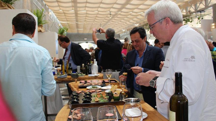 Varios visitantes degustan los manjares de la pasarela de tendencias gourmet.