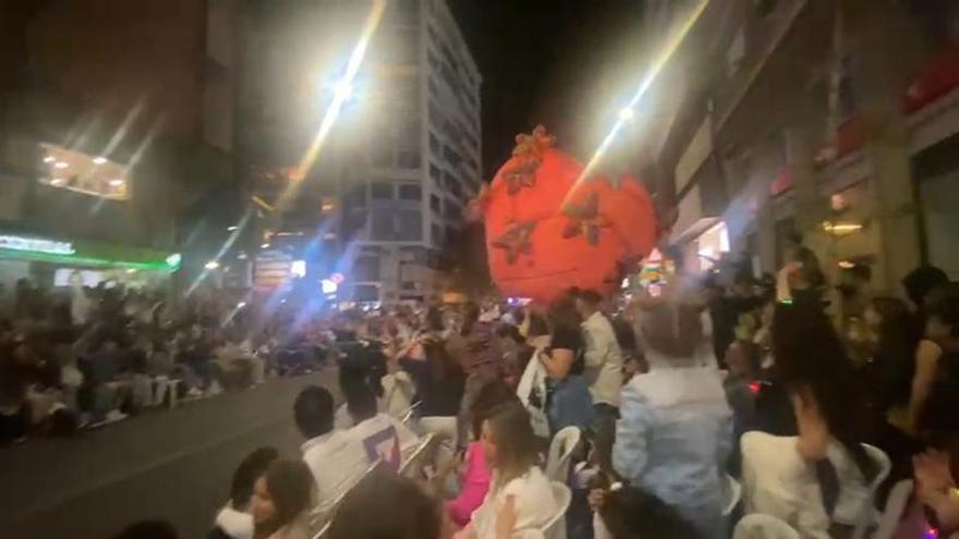Bailes y disfraces en el desfile del Entierro de la Sardina por la Gran Vía