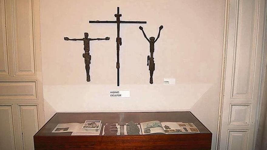 Varios de los crucificados y una vitrina con materiales del escultor.