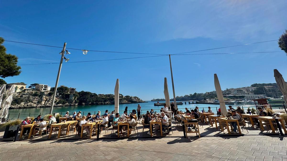 Ganzjährig geöffnet und mit Blick aufs Meer: Die Restobar in Porto Cristo von Mark Wycislik hat im Mai 2025 nach einem über ein Jahr lang dauernden Umbau eröffnet. | FOTO: MARK WYCISLIK