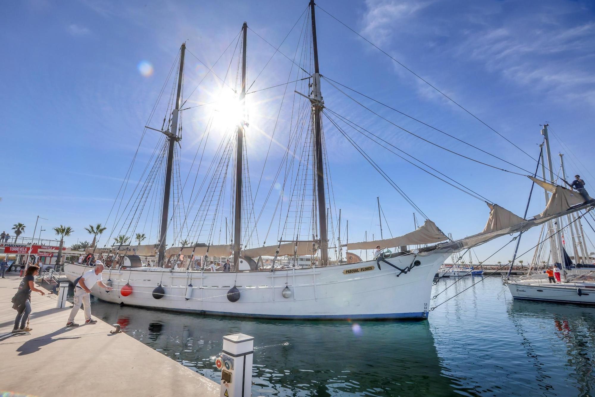 El velero histórico Pascual Flores ya está en la bahía de Torrevieja