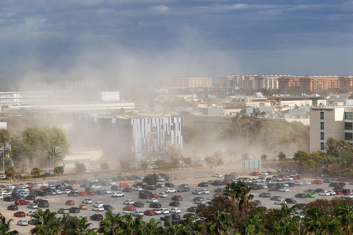 De los 43 °C al vendaval: vientos de hasta 116 km/h, reventones térmicos y tormentas con granizo acechan a Valencia esta tarde.