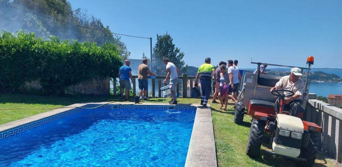 Un hombre lleva agua con su tractor a una casa. | |