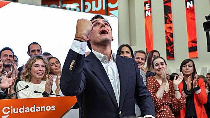 Rivera gesticula en su comparecencia de ayer en la sede de Cs para anunciar su dimisión al frente del partido y su renuncia al acta de diputado.