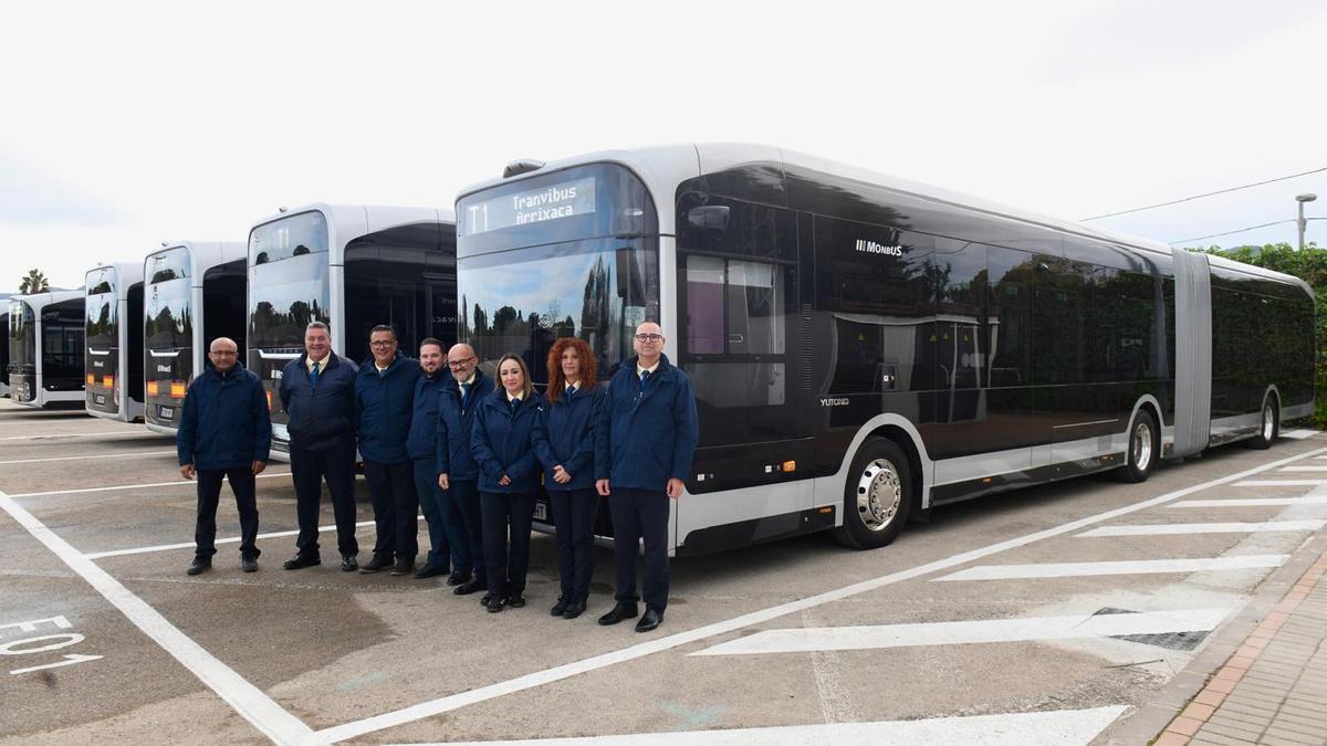 Los nuevos tranvibuses llegaron  la semana pasada a las cocheras de Latbus, en la avenida de El Palmar.