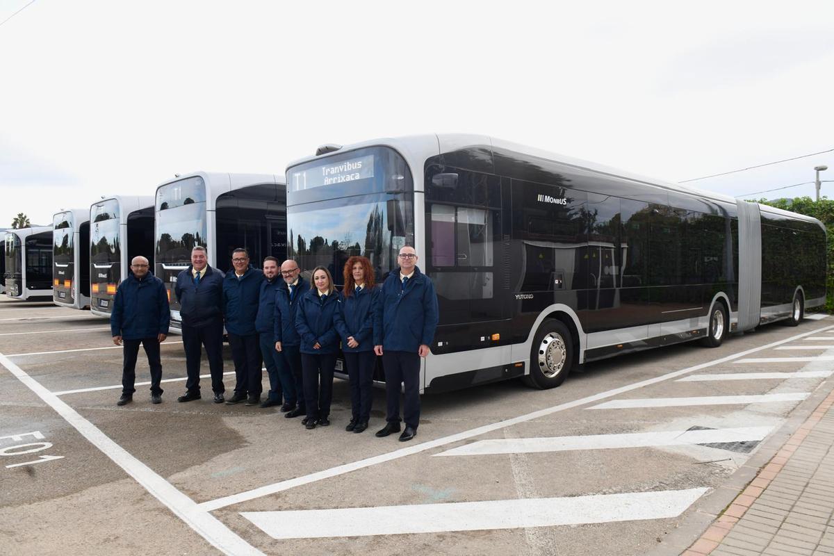 Conductores junto a los tranvibuses este miércoles en Murcia