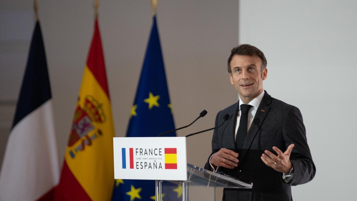El presidente de Francia, Emmanuel Macron, comparece tras la firma de un Tratado de Amistad entre España y Francia, durante la XXVII Cumbre Hispano-Francesa