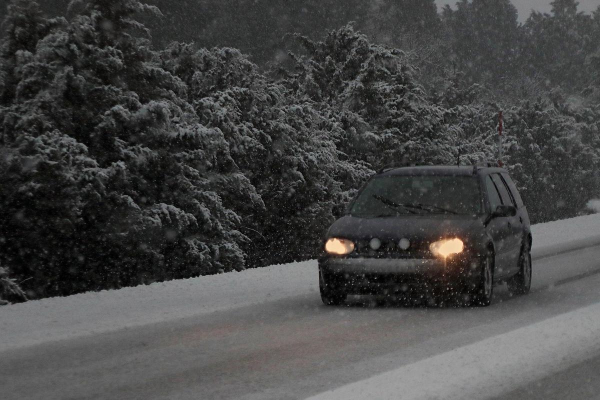 La nieve dificulta el tráfico en la N-630 a la salida de León.