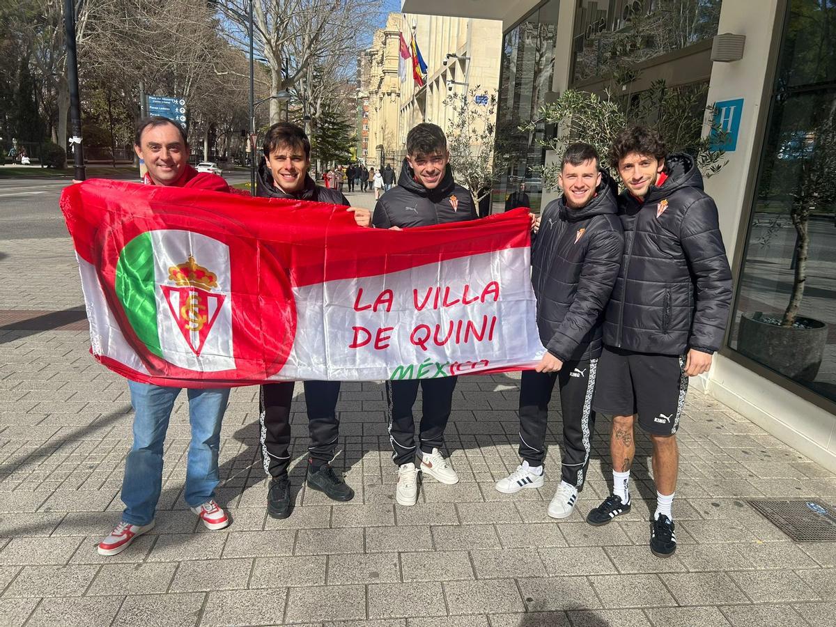 Diego Álvarez Bada con la bandera de la peña y varios jugadores del Sporting.