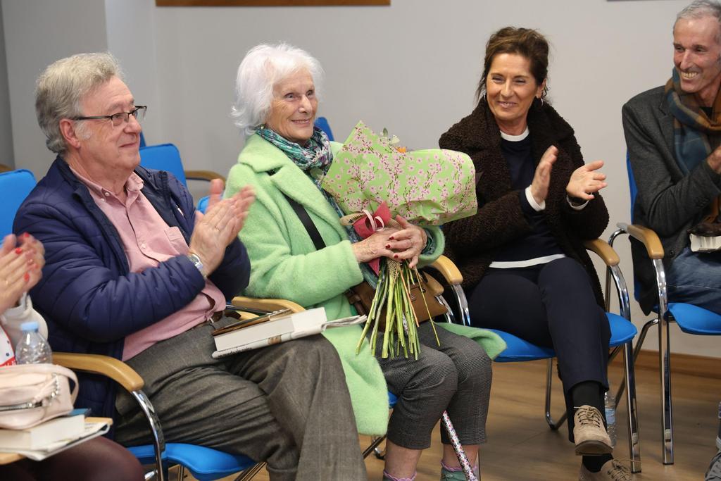 La suscriptora Adelina Rodriguez, madre de Alfonso Armada, recibe un ramo de flores por su fidelidad al decano
