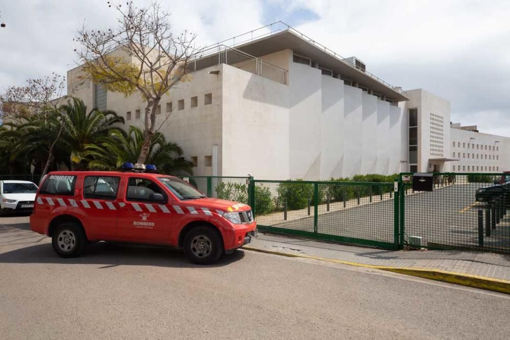 Los bomberos de Ibiza reparten material de protección en las residencias y centros de salud