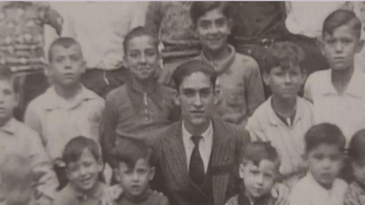 El maestro Juan Belón con algunos de sus alumnos.