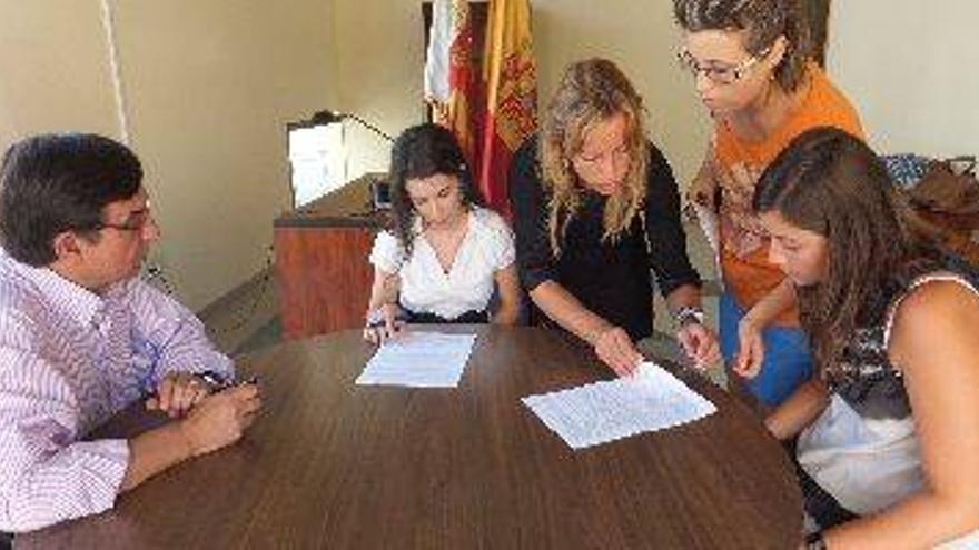 Tres estudiantes completarán su formación durante el verano en el Ayuntamiento de Almassora