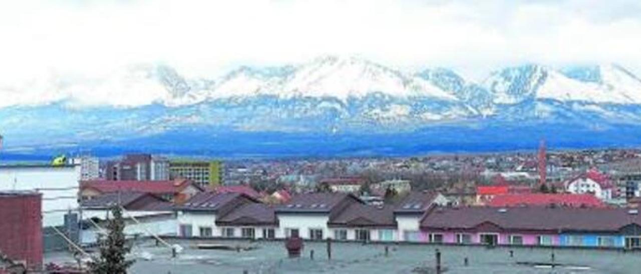 Panorámica de Poprad, con los montes Tatras al fondo.