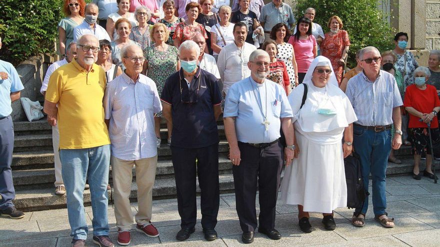 Los misioneros (en primera fila), durante la presentación del encuentro.