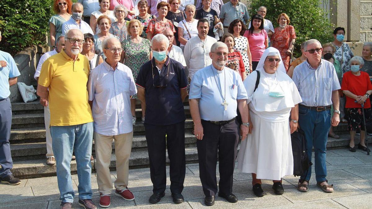 Los misioneros (en primera fila), durante la presentación del encuentro.