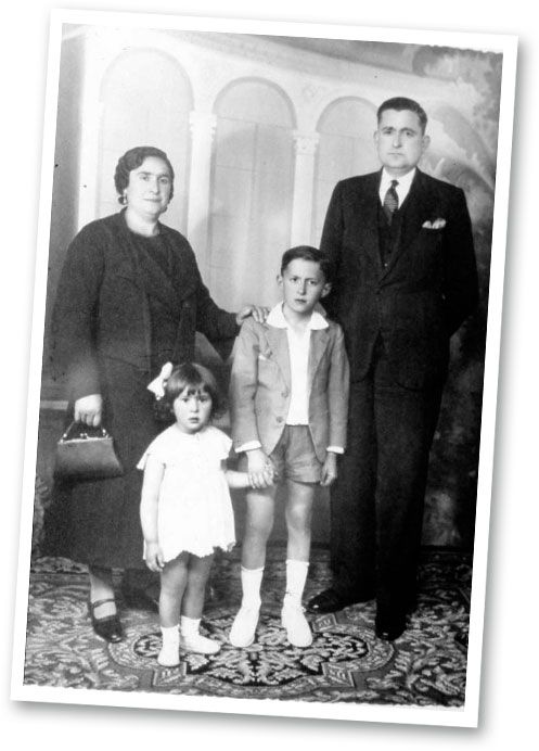 El pequeño Díaz Merchán, de la mano de su hermana y junto a sus padres, Gabino y Paz.