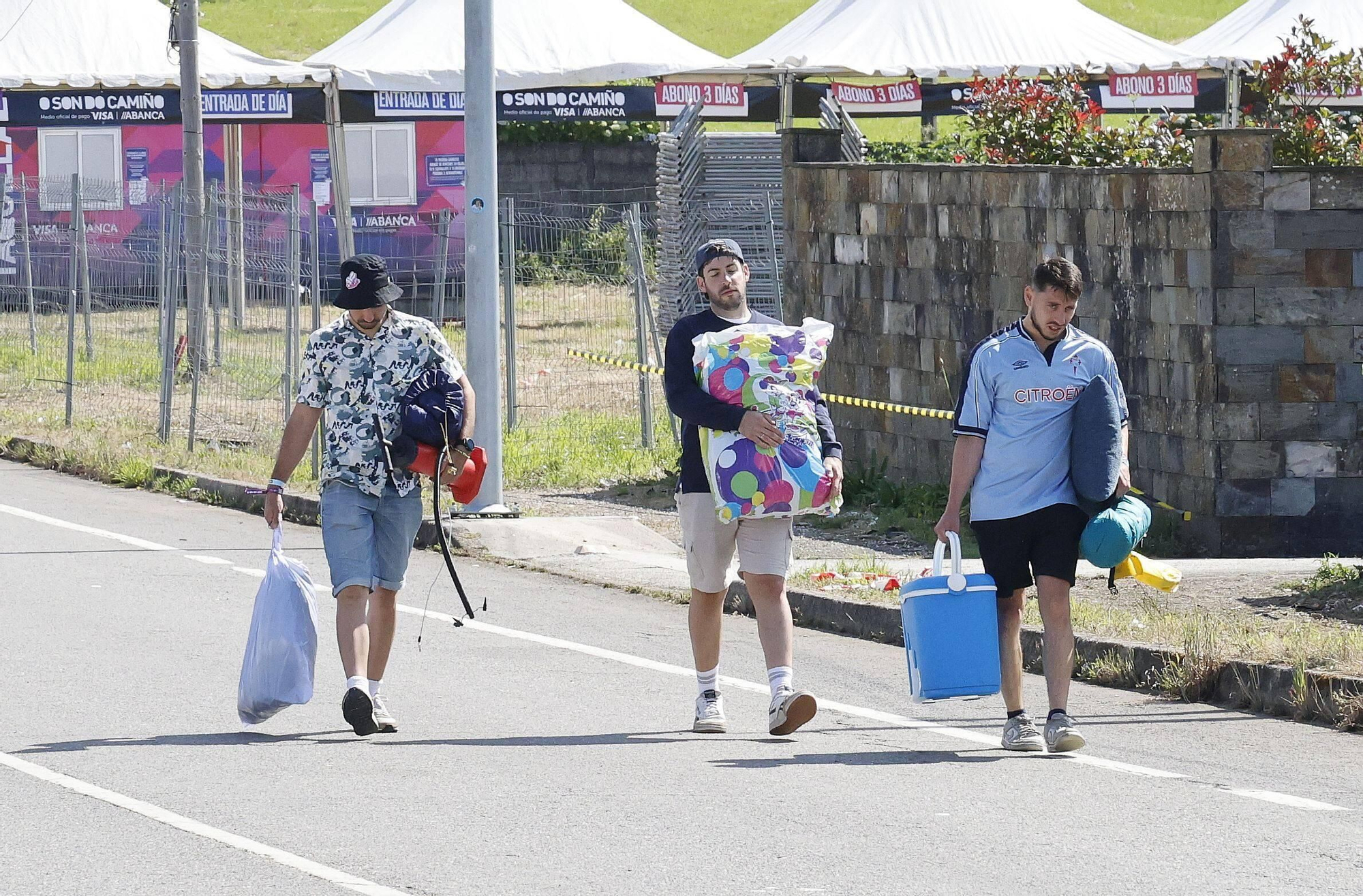 Vuelta a la realidad, paso a paso y mochila a cuestas: los campistas abandonan el Monte do Gozo