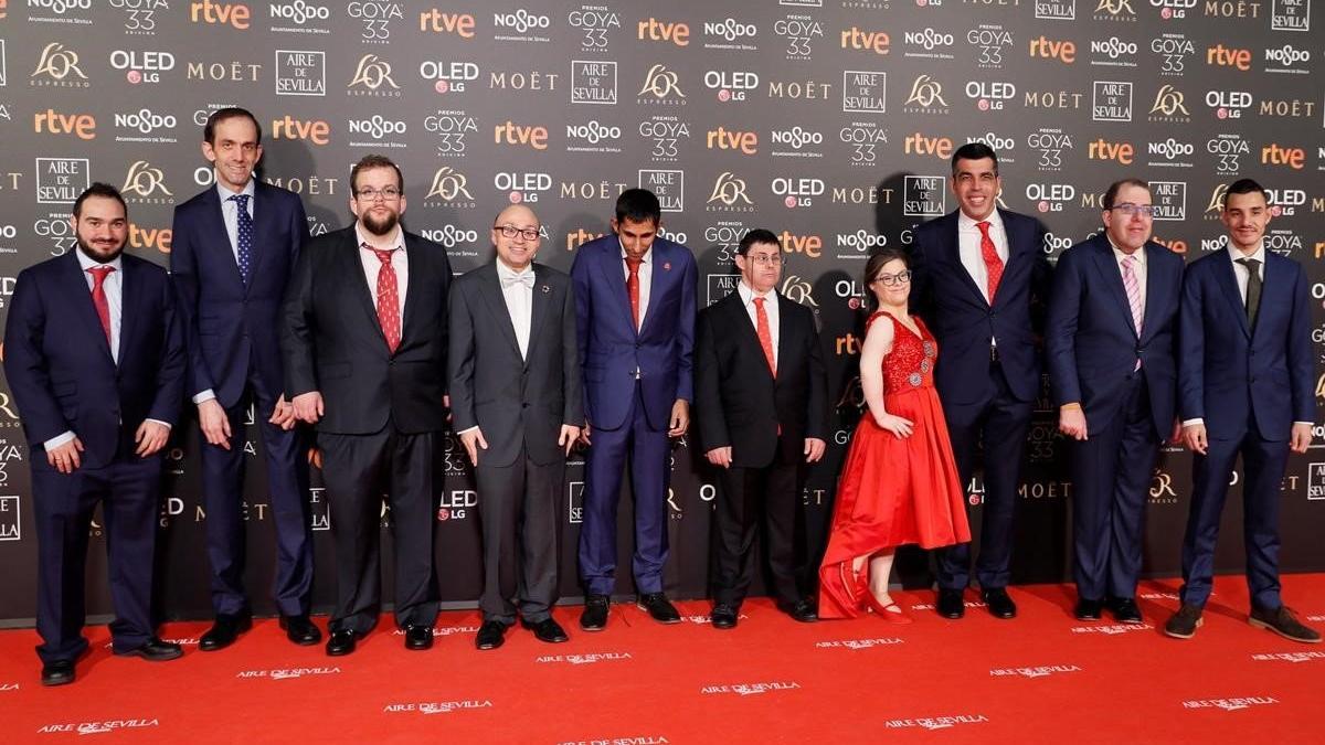 Integrantes del equipo de 'Campeones', a su llegada a la alfombra roja de los Goya 2019