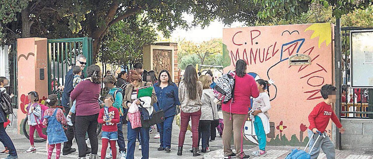 Una plaga de pulgas obliga a desalojar el colegio Manuel Antón de Mutxamel para fumigar