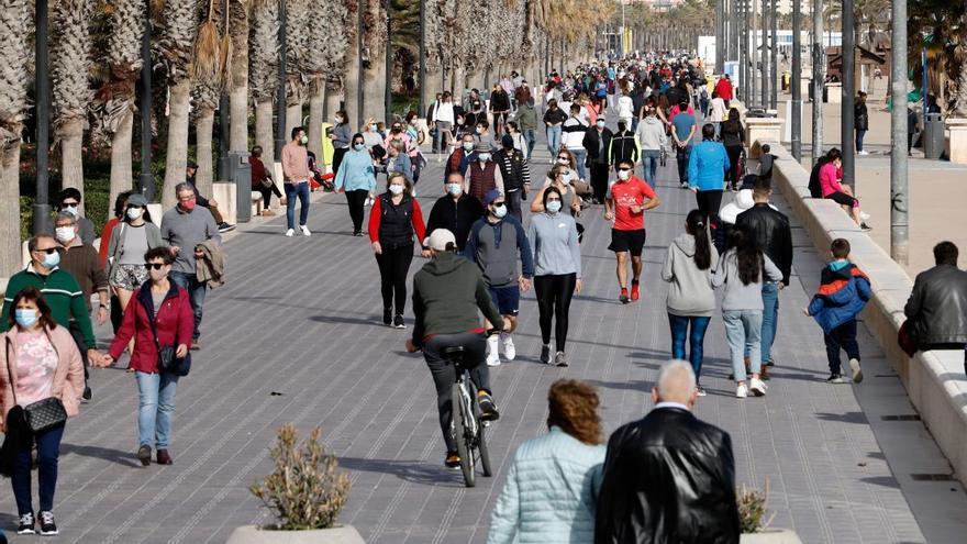 Cientos de personas en el paseo de la playa valenciana de la Malvarrosa.