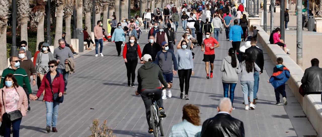 Cientos de personas en el paseo de la playa valenciana de la Malvarrosa.