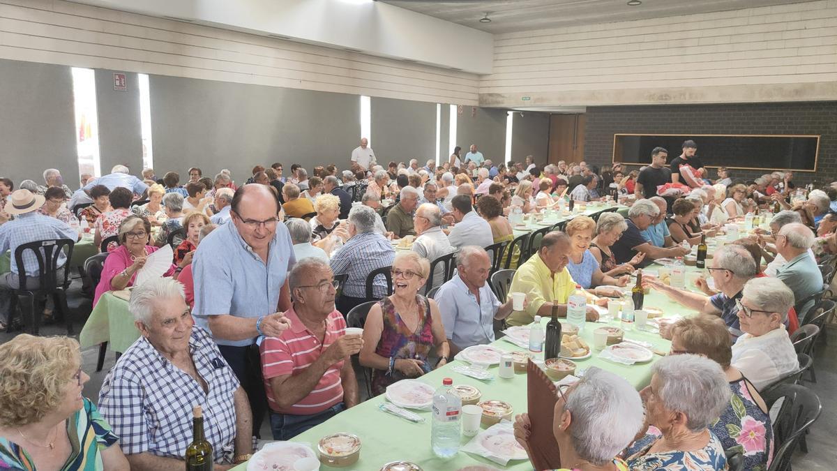 El alcalde de les Useres asistió a la concurrida comida de la tercera edad, con motivo de las fiestas, en el Espai Cultural.
