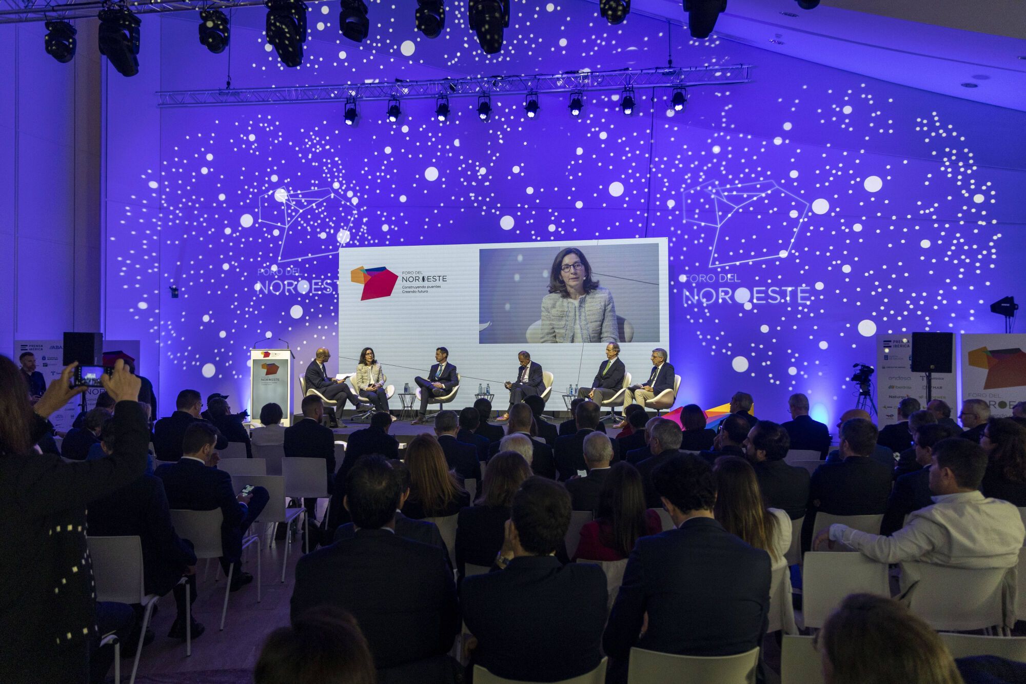 FORO DEL NOROESTE. MESA DE ENERGIA. MONICA PUENTE, NATURGY. RODRIGO ALVAREZ, STAKRAFT ESPAÑA. JAVIER SAENZ DE JUBERA, TOTAL ENERGIES ELECTRICIDA Y GAS. IGNACIO COLMENARES, PRESIDENTE DE ENCE. FRANCISCO SILVA, DELEGADO DE IBERDROLA. MODERA JULIO PEREZ, PRENSA IBERICA.
