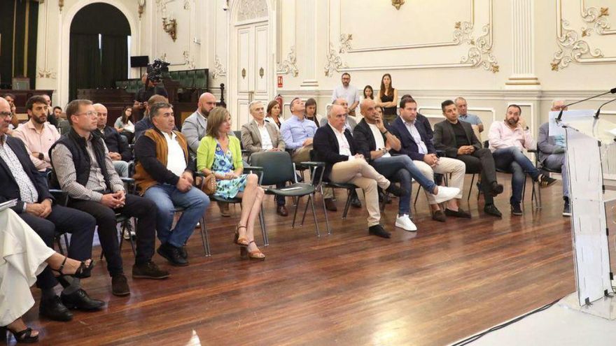 Luis López presidió ayer una reunión con representantes de los concellos beneficiarios.