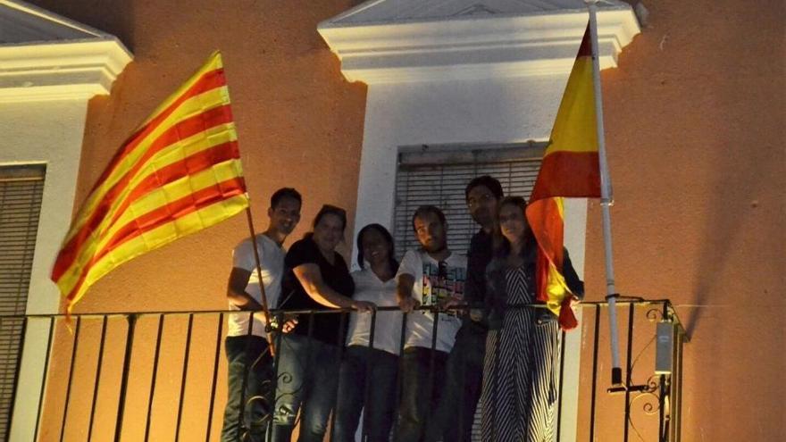 Villanueva del Fresno iza la señera por los catalanes y alcaldes no separatistas