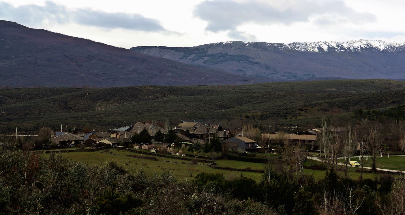 Campillejo, uno de los pequeños pueblos generalmente conocidos como pueblo negro por su arquitectura.