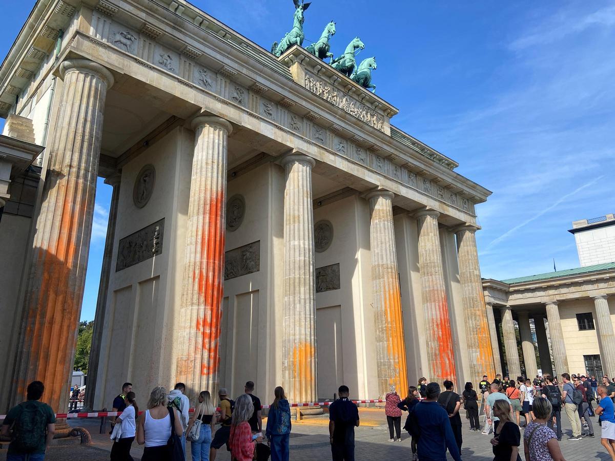 Berlín limpia la Puerta de Brandeburgo tras la protesta de activistas climáticos