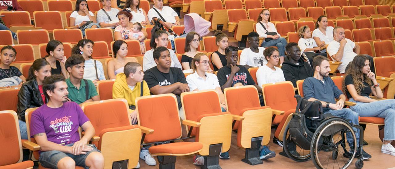 Una veintena de jóvenes isleños acudieron ayer a la presentación del Campus Inclusivo en el Aulario de Guajara de la ULL.