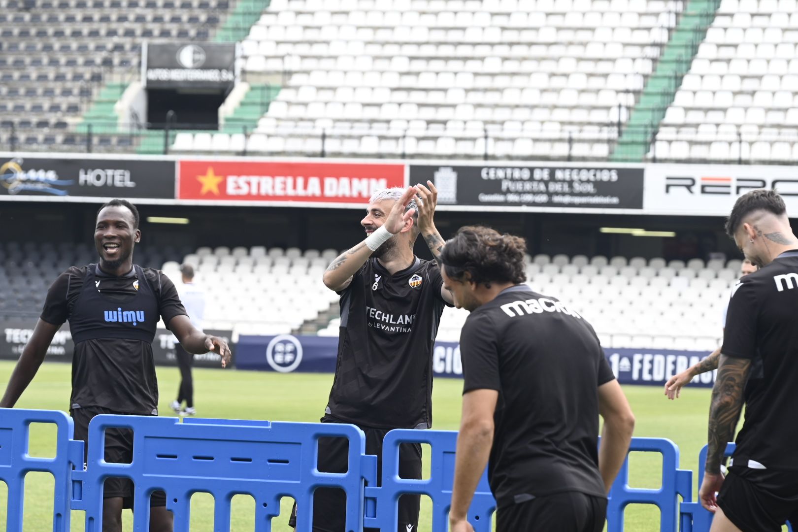 Galería de fotos: La afición lleva en volandas al CD Castellón