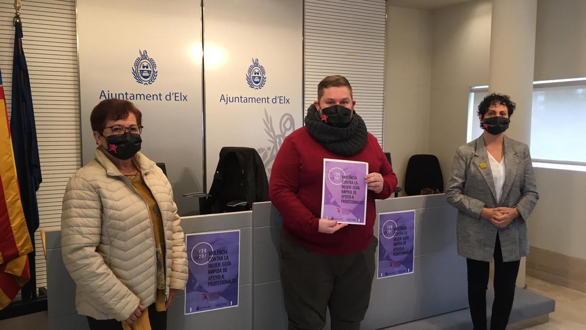 La presentación de la guía de violencia contra la mujer en el Ayuntamiento