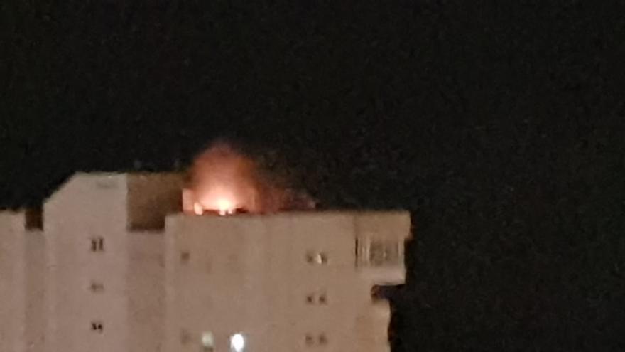 La caída de un rayo podría ser el origen de un incendio en un rascacielos de Benidorm