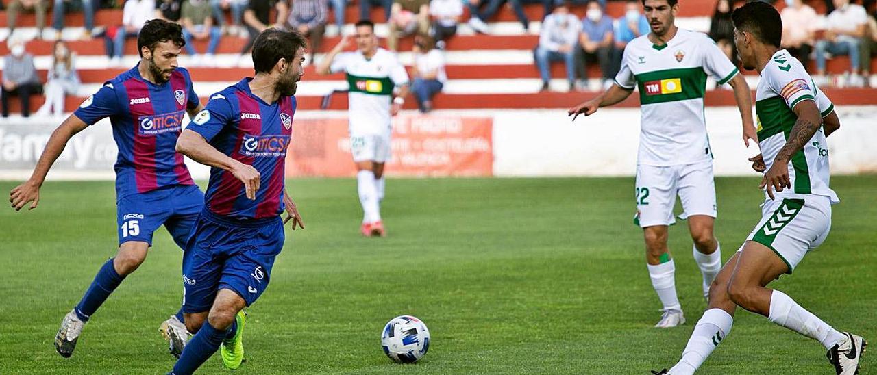 Lance del partido entre la UD Alzira y el filial del Elche. | JOSÉ GÓMEZ