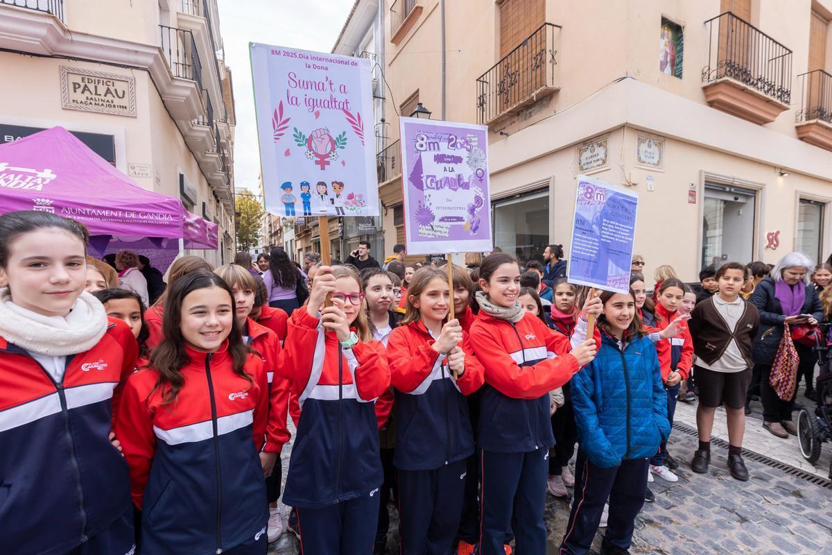 Un grupo de escolares con pancartas reivindicativas en 2025 en Gandia