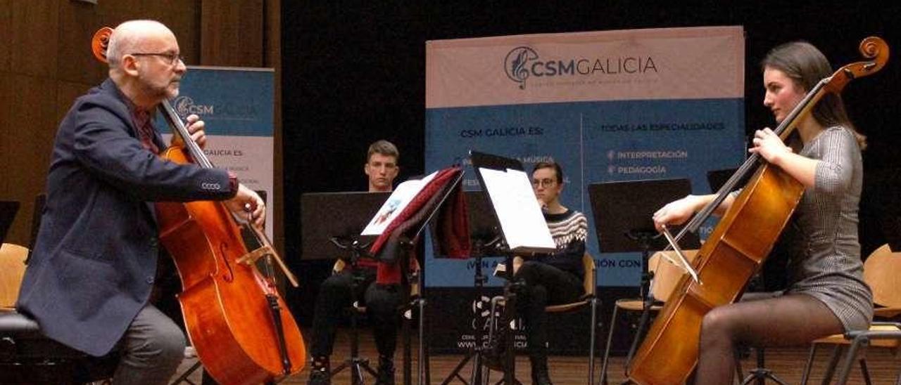 La clase magistral de violonchelo desplegada en el Auditorio Municipal de Valga, en Cordeiro, a instancias del Centro Superior de Música.